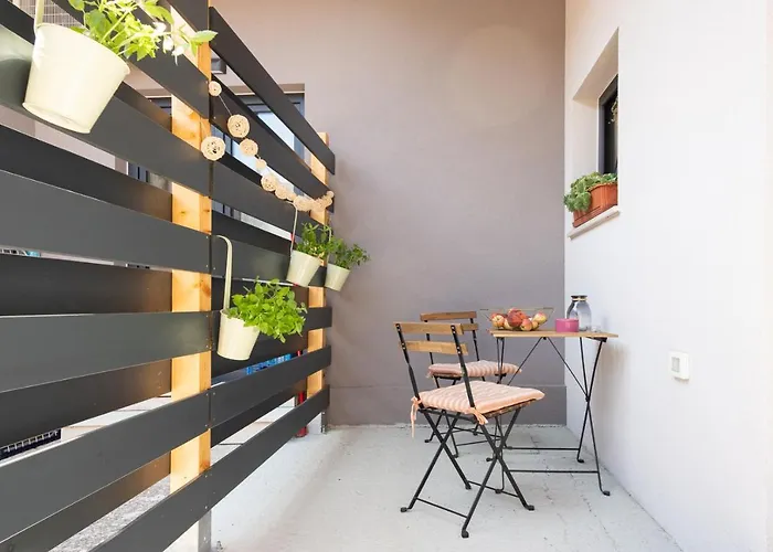 Les - 4 Min Walk From Amphiteatre Apartamento