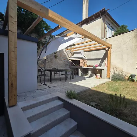Les - 4 Min Walk From Amphiteatre Pula